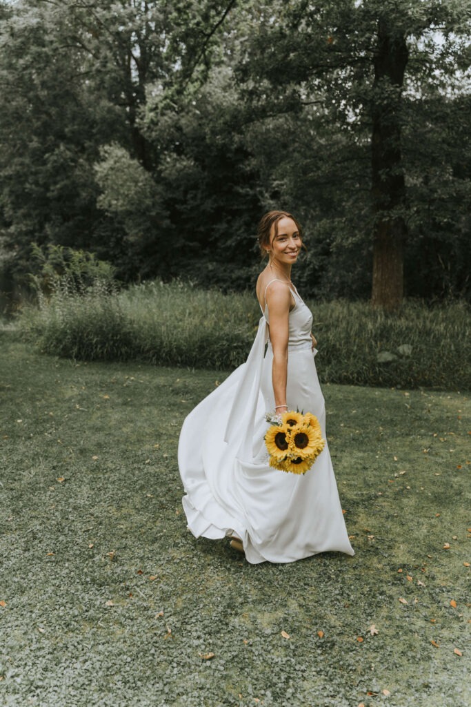 Braut stehend mit grünem Hintergrund