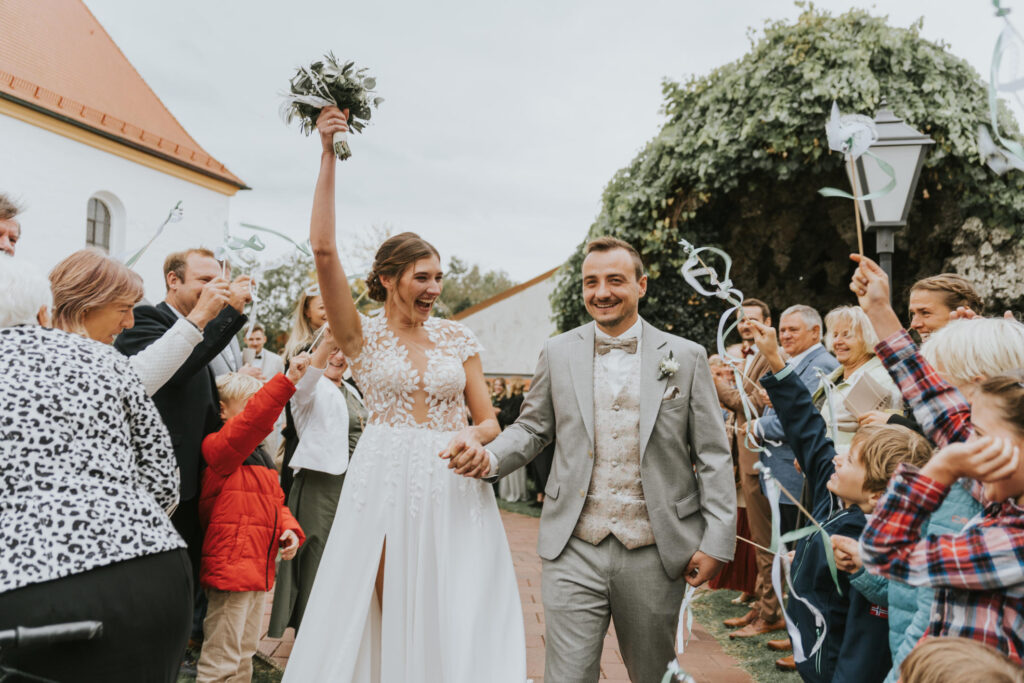 Hochzeitspaar_beim_Auszug