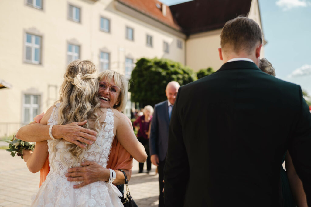 Gratulation des Hochzeitspaares auf Kloster Holzen