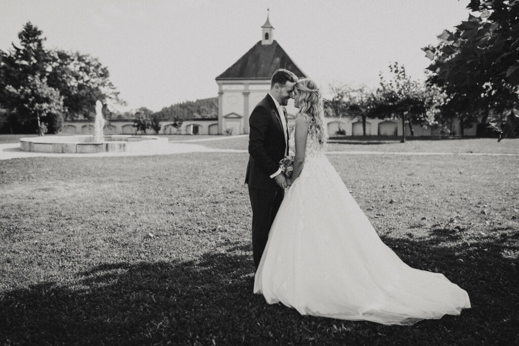 Paar im Park des Kloster Holzen während einer Hochzeit
