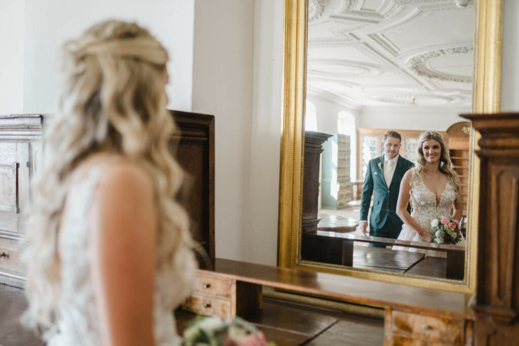 Hochzeitspaar in der Bibliothek Kloster Holzen