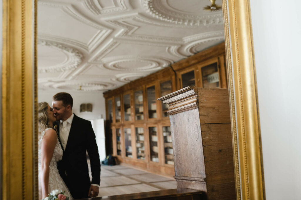 Hochzeitspaar in der Bibliothek vom Kloster Holzen