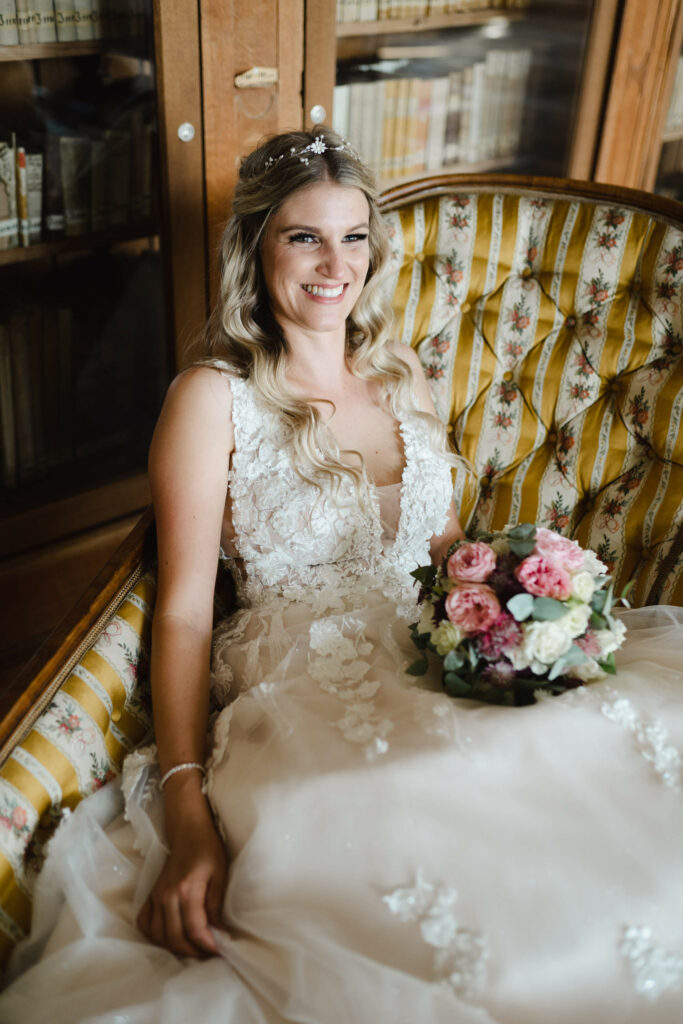Braut in der Bibliothek vom Kloster Holzen beim Fotoshooting