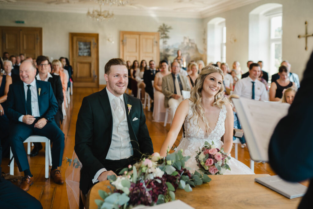 Hochzeitspaar im Standesamt vom Kloster Holzen
