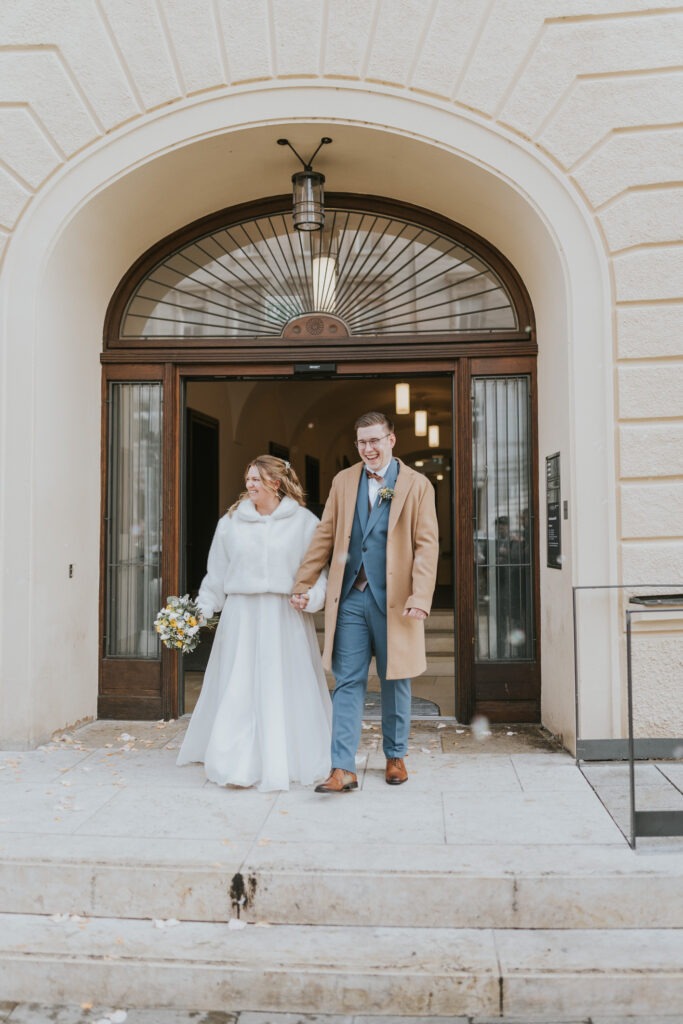 Hochzeitsfotograf Augsburg, Brautpaar kommt aus Standesamt