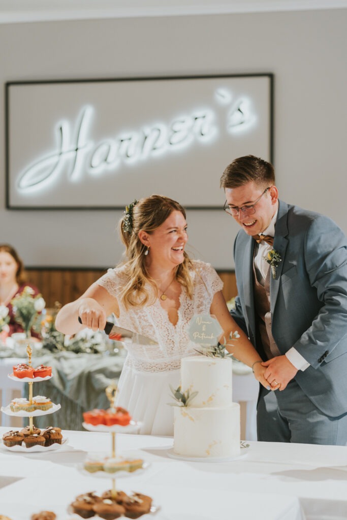Brautpaar im Harners beim Tortenanschnitt