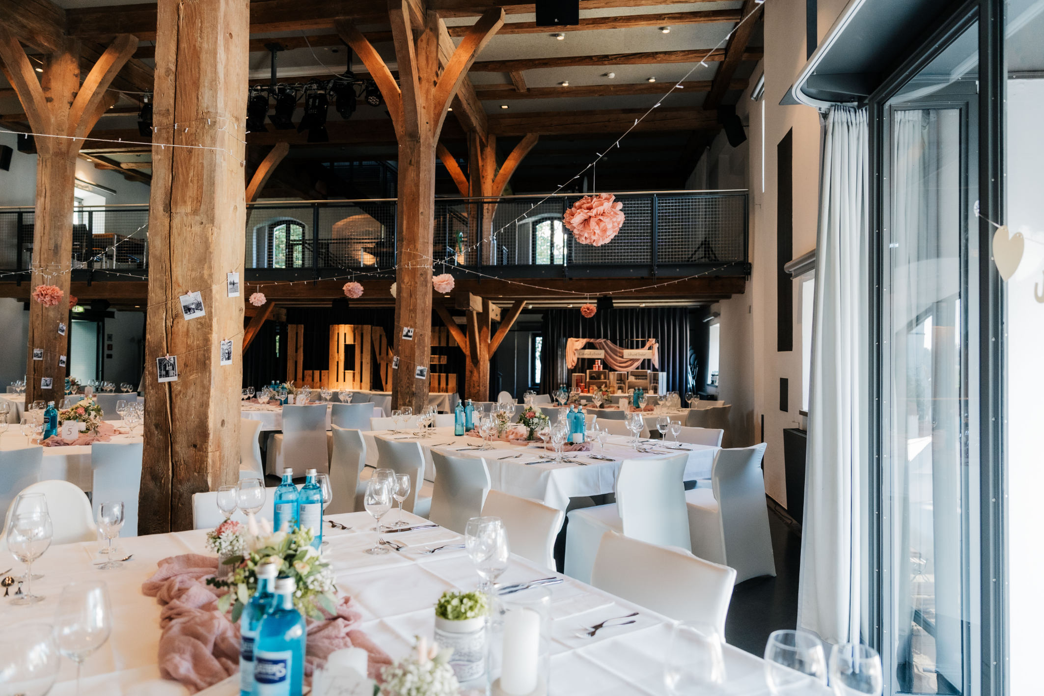 Blick in den festlich beleuchteten Veranstaltungssaal im Zehntstadel Leipheim während einer Hochzeitsfeier