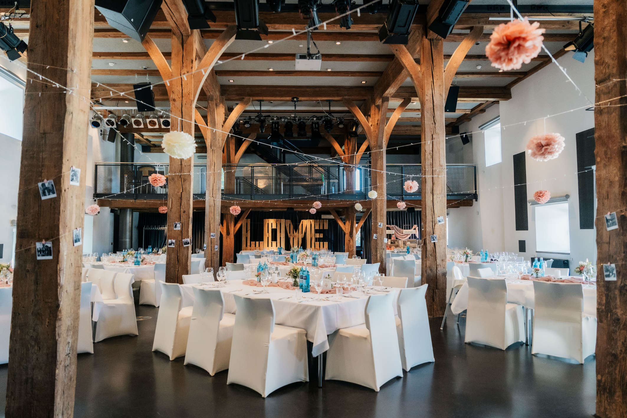 Bürgersaal im Zehntstadel Leipheim festlich dekoriert für 150 Gäste.