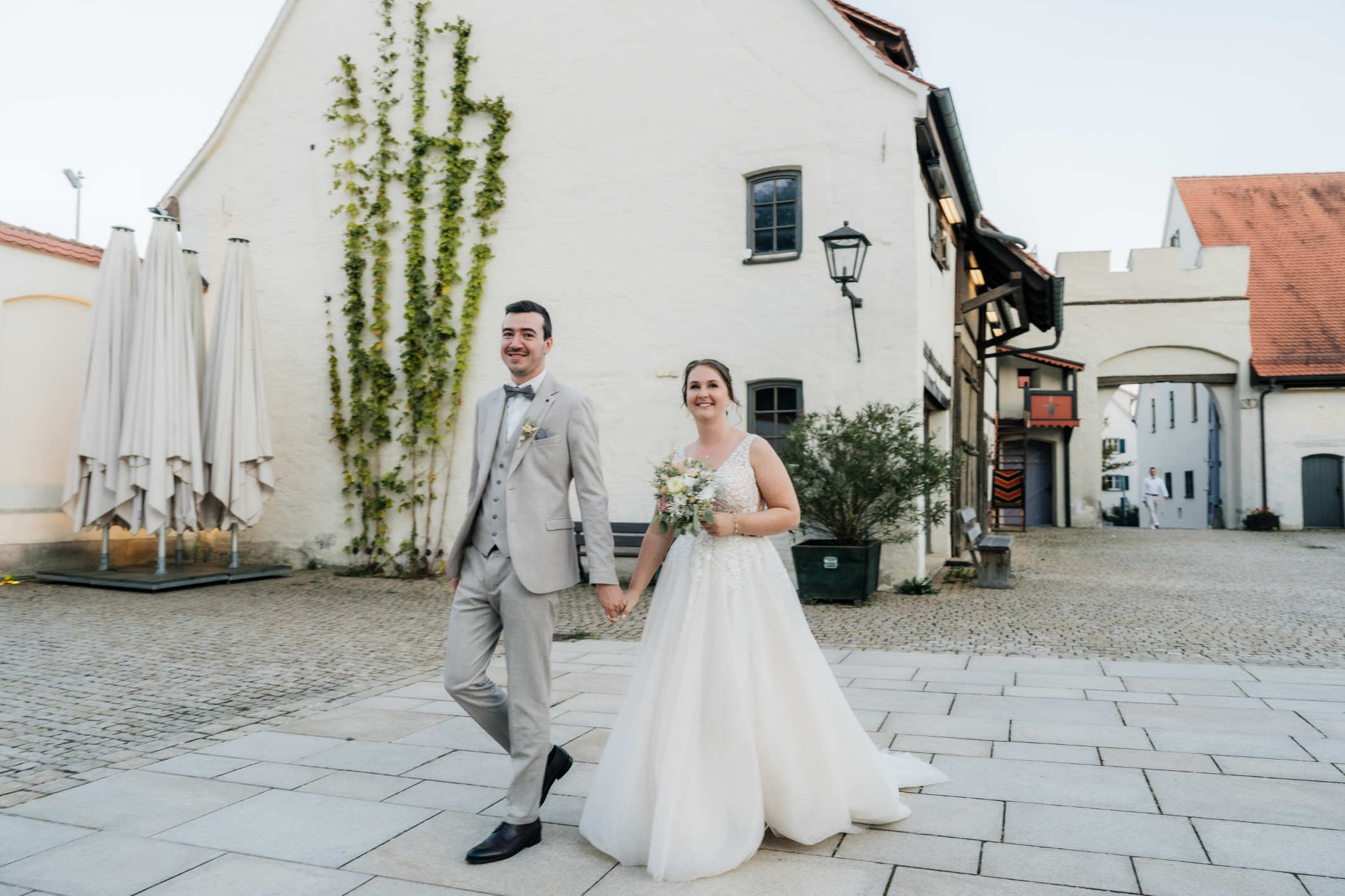 Hochzeitspaar beim Fotoshooting im Schlosshof Zehntstadel Leipheim
